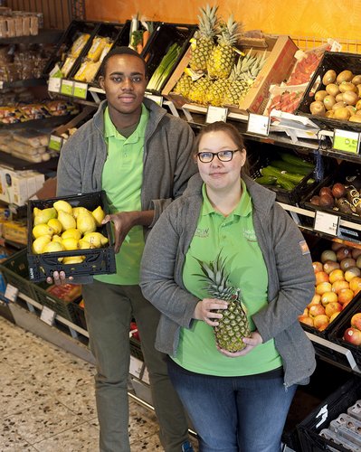 Samentha Amos und Guerschom Ntinzambi absolvieren derzeit ihre Ausbildung „im Lädchen“.