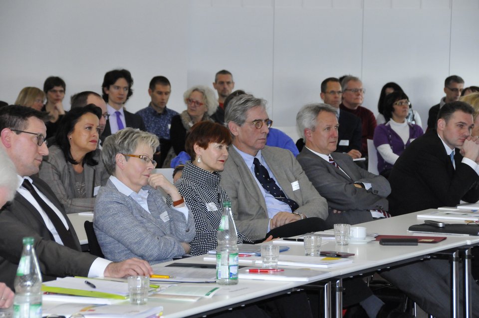 Gruppenfoto von Reto Schneider, Christa Weidt-Claes (Bundesagentur für Arbeit, Regionaldirektion Hessen), Dr. Helga Seel (BAR), Prof. Dr. Michael Linden (Charité Berlin), Kay Schumacher, Benjamin Boll (Edeka, Handelsgesellschaft Melsungen).