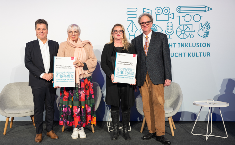 von Übergabe der Teilhabempfehlungen in Berlin, von links nach rechts: Jürgen Dusel, Claudia Roth, Katrin Budde, Olaf Zimmermann