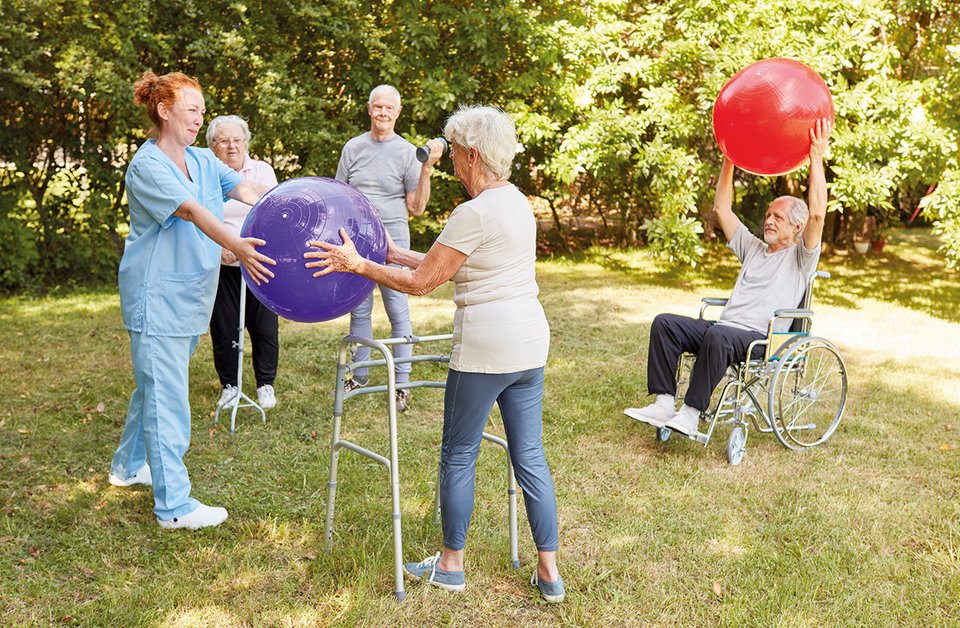 Seniorengruppe beim Reha-Sport im Freien