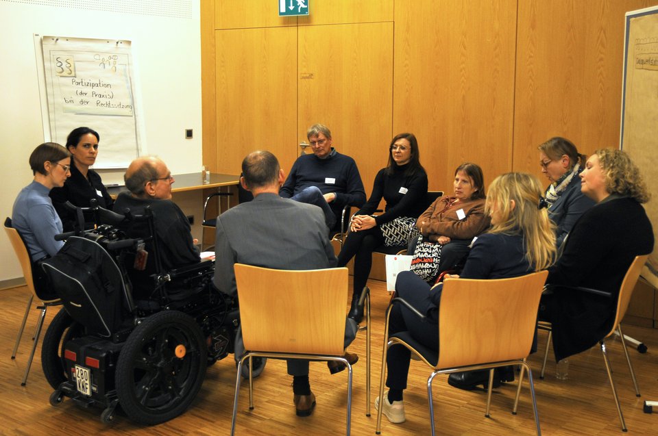 Teilnehmende diskutieren in einer Dialogwerkstatt