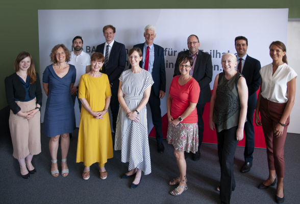 Das Gruppenfoto zeigt Mitarbeitende der BAR und des BMAS beim fachlichen Austausch zu Reha und Teilhabe am 4. August 2022.  