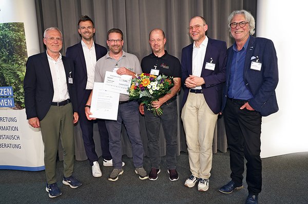 Verleihung des Rudolf-Freudenberg-Preises am 10. Juni in Potsdam (v. l.): Ulrich Adlhoch (1. Vorsitzender bag if), Stefan Vogt (Geschäftsführer Freudenberg Stiftung), Jens Albert- Dowidat (stellvertretender Betriebsleiter Simotec GmbH), Jörg Zinnecker (Betriebsleiter Simotec Kochwerk), Alexander Tränkmann (Sprecher LAG Inklusionsfirmen Rheinland-Pfalz), Bertram Sellner (2. Vorsitzender bag if)